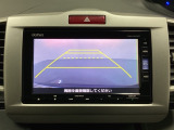 バックでの車庫入れも安心です! リアカメラが付いているバックモニター付のナビを装備しております。操作線もついており距離感も画面から確認できます。