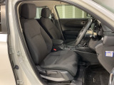 乗降がしやすい運転席。高さが調節できて小柄な方でも運転しやすいポジションをとることができます。