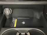 センターコンソールにはワイヤレス充電器を装備してます。Qi(チー)規格対応のスマートフォンなどを置くだけでワイヤレスで充電可能です。またスマートフォンの充電可能なUSB端子なども別途装備しています。