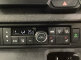 オートエアコンがついてますので、簡単操作で快適に過ごせます。リア熱線のスイッチの中にサイドミラーヒーターも入っています。パネル内のシートヒータースイッチは前席の左右別々に2段階で温度設定ができます。