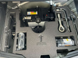 ラゲッジルーム下にエアポンプ・パンク修理剤・車載工具などがあります。