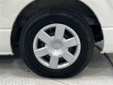 タイヤサイズは195/80R15!残り溝は6ミリ程度です!スチールホイールに錆が、ホイールキャップに傷があります。