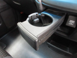 運転席からも助手席からも使いやすい位置にドリンクホルダーを配置しています。