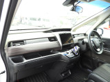 ★助手席周辺★ダッシュボードには豊富な収納BOXがありいつもすっきりとした車内!ほしい場所にちょうど良い収納を備えています。大きなフロントガラスによって見晴らしも良く快適な座り心地となっております