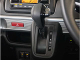 【シフトレバー】シフトもとても操作しやすいデザインになっております。運転する人の事を第一に考えた操作性の高い仕様です。