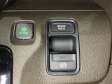 セレクトレバーの右に電子制御パーキングブレーキがあります。スイッチひとつで、停車した地点の傾斜などをシステムが検知・判断してブレーキ力を自動的に最適制御し、しっかり停車できるパーキングシステムです。