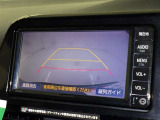 後方の見える安心をお届けするバックガイドモニター付:バックするときのアシストラインもあって楽々バック!車庫入れや縦列駐車をサポートし、苦手な駐車も安心です!今やもう手放せない装備ですネ♪
