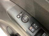 狭い駐車場で便利な電動格納ドアミラーが付いています。