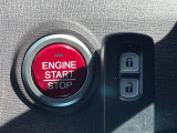 【Hondaスマートキー】カバンやポケットに入れたままでもドアの施錠・解錠が可能なスマートキーを装備。エンジンのオン・オフ時もカギを取り出す必要が無いからとっても便利です♪