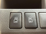 【両側パワースライドドア】スマートキーや運転席のスイッチで後席両側スライドドアの開閉が可能♪電動だから力を入れてドアを開ける必要が無く、小さなお子様でも簡単に開け閉めでき快適です♪