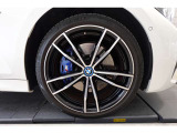 【BMWアロイホイール】軽量かつ強度に拘ったアロイホイール。走行性能ポテンシャルを引き出す設計。タイヤのサイドウォールが強化されたランフラットタイヤは、パンク時にタイヤがつぶれてもリムから外れません。