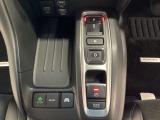 シフトはセレクトレバーのなくなったエレクトリックギアセレクターになっています。下に電子制御パーキングブレーキがあります。スイッチひとつでブレーキ力を自動的に最適制御できるパーキングシステムです。