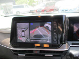 上空から見下ろしているかのように駐車できるアラウンドビューモニター。車庫入れや縦列駐車に役立ちます。