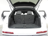 奥行きがあり、十分な広さを持つラゲッジスペースです。リアシートは分割可倒式ですので、大きな荷物を積載する事も可能です。