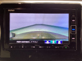 【バックカメラ】運転が苦手な方も車庫入れラクラクです!ギアをリバースに入れれば自動的に切り換わりますので、面倒な操作は不要です♪狭い駐車場もお車を傷つけず安心ですね!