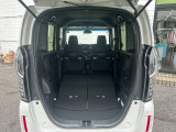 リアシートを倒すとフラットになり荷室が広がります。ショッピングやレジャーにそしてお仕事でも大活躍です。操作も簡単!ワンアクション!