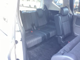【3列目後部座席】3列目でも快適なスペースを確保しています!!また2列目が乗り込みやすいように可動しますので乗り降りもラクラクです!