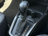 【 シフト 】シフトも操作しやすく快適なドライブを楽しんでいただけます。 //