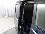 両側パワースライドドア付きだから、狭い駐車スペースなどでの 乗り降りラクラク!小さなお子さまのいるご家庭には嬉しい装備。