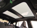調光パノラマルーフを装備です。障子戸越しのような柔らかい光を取り込むことができます。また、Tコネクトサービス(有償)で「星空を見せて」で開くことができます。