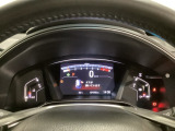 デジタルのスピードメーターと、タコメーターを配した見やすいメーター部になっています。メーター内のインフォメーション画面でオドメーターや燃費などの情報を確認できます。