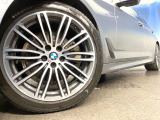 ●純正19インチアルミホイール:輸入車ならではの卓越した走りを支えるホイールと足回りです!日本車の走りに慣れている方にもぜひ体感して頂きたいほど、高いレベルでまとまっています!