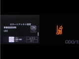 レーンディパーチャーアラートとは車線、又は走路からの逸脱の可能性を警告すると共に、車線、又は走路からの逸脱を避けるためのハンドル操作の一部を支援する機能です。詳細は販売店スタッフまでお尋ね下さい。