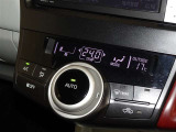 車内を快適に、オートエアコンを装備しています。