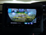 バックカメラの画像です。ガイドラインがスムースな車庫入れをサポートいたします。車庫入れの安心感がアップしますね。