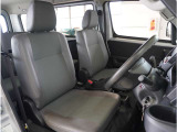 【清潔感のある運転席&助手席】隅々までクリーニングの行き届いた運転席&助手席。目立ったシミや汚れ等もございません。快適なドライブをどうぞ。