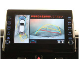 【パノラマモニター】に搭載した4つのカメラにより、車を真上から見ているような映像を表示。運転席から確認しにくい車両周囲の状況を把握できます。