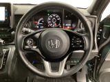 ハンドルにHondaセンシング系のクルーズコントロールやレーンキープアシストなどのスイッチと、オーディオの操作スイッチが装備されています。ハンドルから手を離さず安全に操作できます。