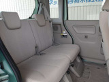 後席も寛ぎの空間が確保されています!両側スライドドア&低床フロアのおかげで乗り降りもラクラク♪