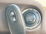 【キーレススタートシステム】カバンやポケットに入れたままでもドアの施錠・解錠が可能なスマートキーを装備。エンジンのオン・オフ時もカギを取り出す必要が無いからとっても便利です♪