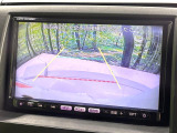 【バックカメラ】駐車時に後方がリアルタイム映像で確認できます。大型商業施設や立体駐車場での駐車時や、夜間のバック時に大活躍!運転スキルに関わらず、今や必須となった装備のひとつです!