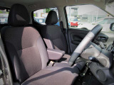 『ハイウェイスタ-』らしくスポ-ティ-な印象のブラック系インテリア。 前席にはヒーター機能とSRSサイドエアバッグを備えています。