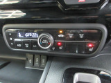 オートエアコンタイプなので細かい操作なしで快適温度に調整してくれます。シートヒーター付きで、冷えた車内でもスイッチを押せば数秒で座面と背もたれがあたたかくなります。