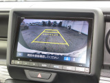バックをするとき自動でリアの様子が映る『リアカメラ』付き! ナビ画面で確認しながらバックができますから安心ですね。でも、目視も大切ですよ!安全第一でお願いします!