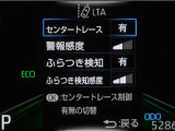 レーンディパーチャーアラートとは車線、又は走路からの逸脱の可能性を警告すると共に、車線、又は走路からの逸脱を避けるためのハンドル操作の一部を支援する機能です。詳細は販売店スタッフまでお尋ね下さい。