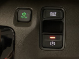 セレクトレバーの右に電子制御パーキングブレーキがあります。スイッチひとつで、停車した地点の傾斜などをシステムが検知・判断してブレーキ力を自動的に最適制御し、しっかり停車できるパーキングシステムです。