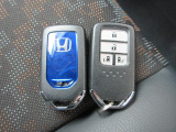 スマートキー付。キーを取り出さなくてもドアロックの施錠・開錠、エンジンの始動が出来ます。雨の日や荷物の多い日にとても便利ですね。