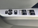 【電動格納ミラー】サイドミラーは電動格納式となっており、狭い駐車場でもキズがつくリスクを抑えられます。