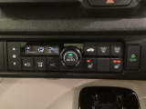 セレクトレバーの左上にオートエアコンがついてますので簡単操作で快適に過ごせます。シートヒータースイッチ内蔵で前席の左右別々に2段階の温度設定ができます。