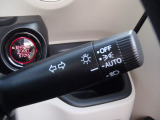 オートヘッドライト標準装備です。車外の明るさに応じて自動的にヘッドライトの点灯・消灯をしてくれます。トンネルの出入り口などで活躍してくれます。