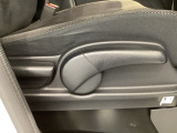 シートハイトアジャスターが付いているので運転姿勢を調整するのに便利ですね。身長に合ったシートポジションは安全運転や疲労軽減にもつながります。
