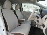 運転席です。長距離の運転でも快適なシートでございます。ご来店いただきましたら是非雑石に座ってみてください。