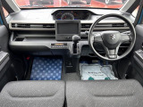 [フロントシート]インパネにシフトが付いているので足元広々!運転席から助手席の移動も楽々♪どちらからでも乗り降り出来るので、狭い場所の乗り降りも楽ちんですよ♪