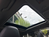【サンルーフ】開放感たっぷりの希少装備、サンルーフが装着されています!車内に明かりを取り入れたり景色を楽しむ以外にも、車内の空気も簡単に換気できて快適です!