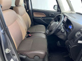 ゆったりと座れる運転席シートですのでストレスなく運転が出来ますよ!