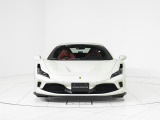 2022年式 Ferrari F8 Tributo はフェラーリのミッドシップV8モデルの歴史を象徴する一台でありサーキットで培われた技術と日常での扱いやすさを高次元で融合させた完成形とも言えます